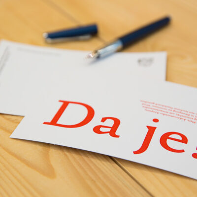 Da je! | Fein eefler Koart op eefler Platt.
