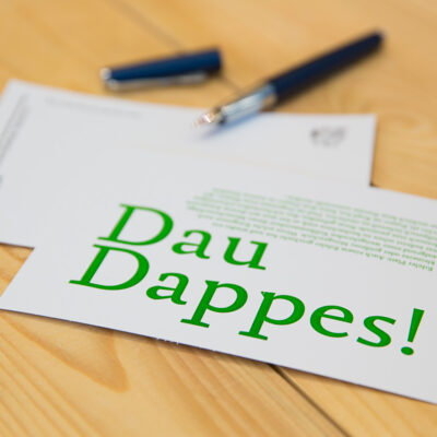 Dau Dappes! | Fein eefler Koart op eefler Platt.