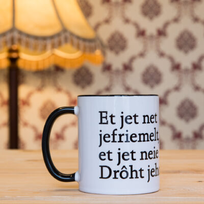 Et jet net  jefriemelt...Fein eefler Tass op eefler Platt.