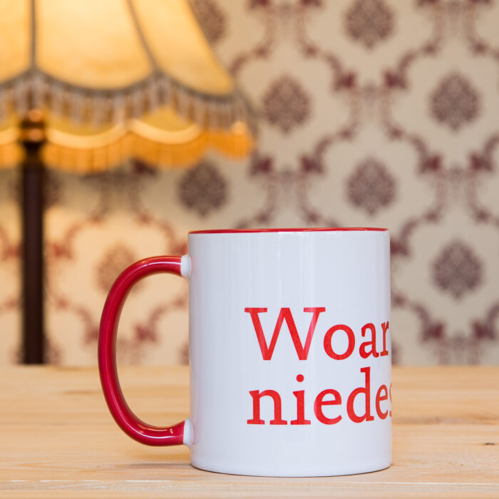 Woar dat niedesch?Fein eefler Tass op eefler Platt.