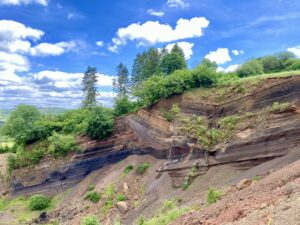 Kleurrijke klif met bomen en lucht